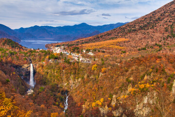 栃木県 日光 秋の明智平展望台から紅葉の中禅寺湖、華厳の滝
