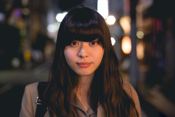 夜景　正面を向いたロングヘアの女性　カメラ目線