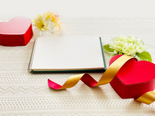スケッチブックとハート2個とリボンと花正面から_レース背景
