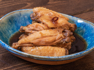 手羽中の煮込み料理。鶏肉の手羽中を甘辛く煮た和食。