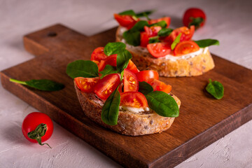 Sandwich on whole grain bread with tomato, cottage cheese and spinach