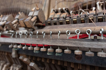 Obraz premium detail close up of old broken piano parts