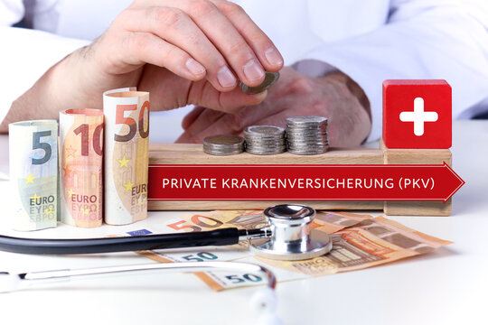 Private Krankenversicherung (PKV). Arzt stapelt Geld M&uuml;nzen auf einen Geldstapel. Text mit Begriff auf Pfeil Symbol (rot). Geldscheine & Stethoskop