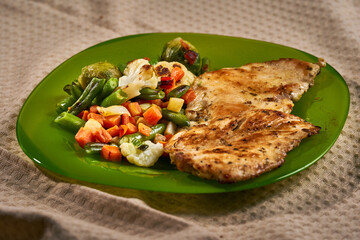 Grilled chicken breast with veggies