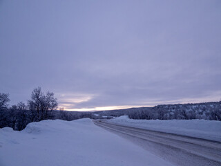 Fototapeta na wymiar Strasse E45 im Winter zwischen Alta und Kautokeino, Norwegen