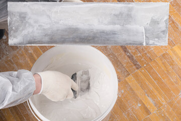 the plasterer takes the mortar to distribute it on the putty knife, place for your inscription on it