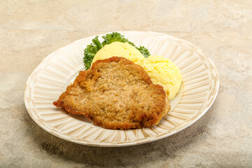 Crispy chicken schnitzel with mashed potato
