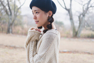 公園を散策する女性