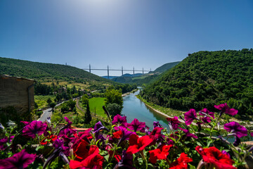 Peyre, village médiéval au dessus du tarn, avec son église troglodytique en Aveyron.	

