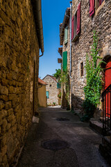 Peyre, village médiéval au dessus du tarn, avec son église troglodytique en Aveyron.	
