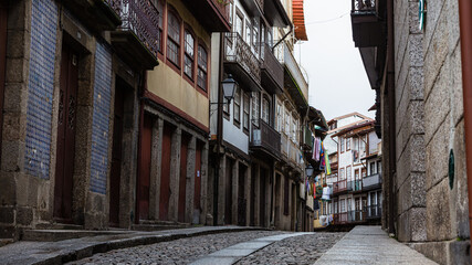 ポルトガル　ギマランイスの石畳の路地