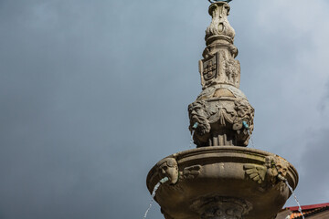 Fototapeta na wymiar ポルトガル　ギマランイスのトウラル広場の噴水