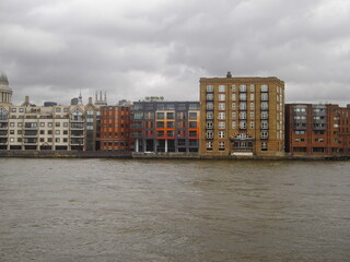 Fototapeta premium Immeubles londoniens vus depuis la Tamise