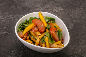 Salad with mango and chicken