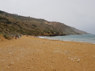 Fototapeta na wymiar Plage abandonnée et nuageuse à Malte