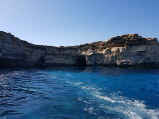 Fototapeta na wymiar Vue du littoral maltais depuis un bateau