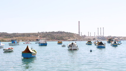 Fototapeta na wymiar Bateaux de pêche colorés à Marsaxlokk, Malte