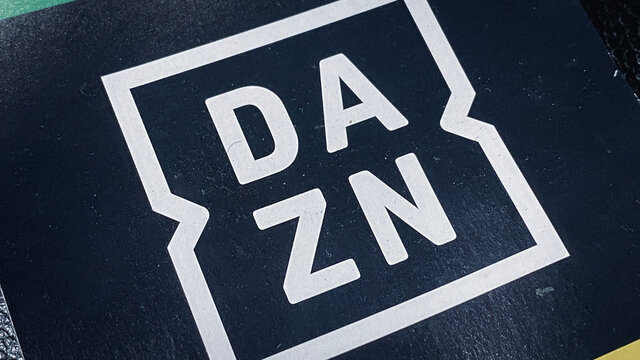 DAZN(ダゾーン)ロゴ。スポーツ専門 定額制動画配信サービス。サブスク/ストリーミングサービスのプリペイド・ギフトカード。おこもり消費/巣ごもり生活/ステイホーム/おうち時間/ウィズコロナな日常。2021年1月撮影/日本