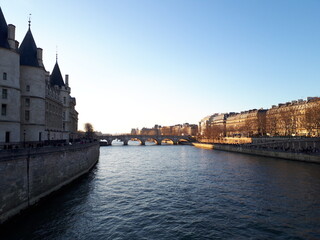 Fototapeta na wymiar Soleil couchant sur la Seine à côté de l'île de la Cité