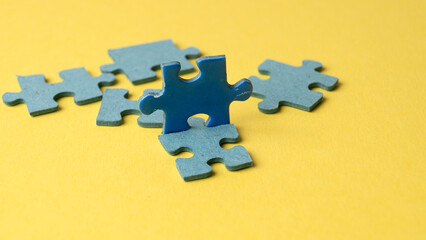 Obraz premium scattered puzzle pieces on colored background