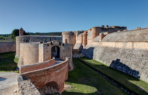 Forteresse de Salses - Salses-le-Ch&acirc;teau dans le d&eacute;partement des Pyr&eacute;n&eacute;es-Orientales - R&eacute;gion Occitanie