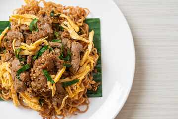 stir-fried instant noodle with pork and egg