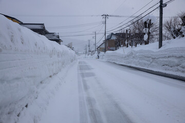 Fototapeta na wymiar 豪雪地帯の道路と街並み