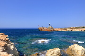 Naklejka premium Shipwreck of the abandoned ship Edro III on a rocky coast at Akrotiri Beach in Cyprus