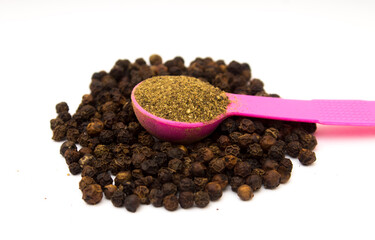 black peppercorns and powder 
