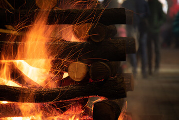 Fototapeta premium closeup of a log campfire in the city