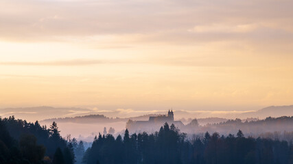 Schloss Stainz in der Steiermark in Österreich im Morgennebel