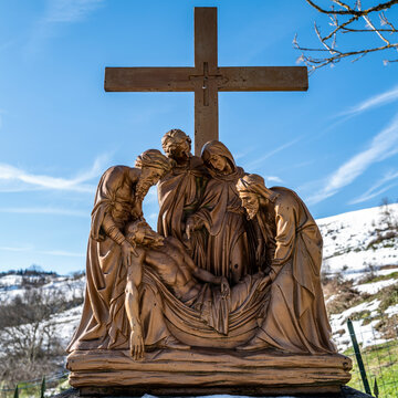 Chemin de croix, Jésus est mis dans le tombeau, Orcival, Auvergne