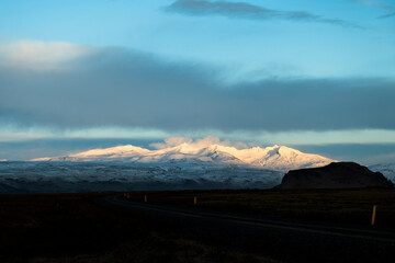 Fototapeta na wymiar Die kleine Erhebung Stóri-Dímon vor dem Massiv Tindfjallajökull im Süden Island