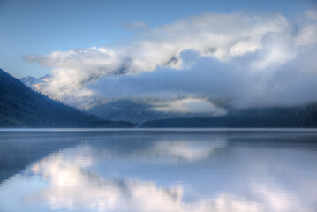 Obraz premium A beautiful lake in a mountain valley.