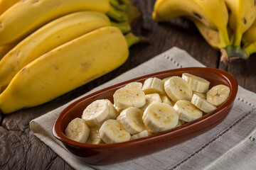 Bunch of bananas with sliced ​​bananas on the table