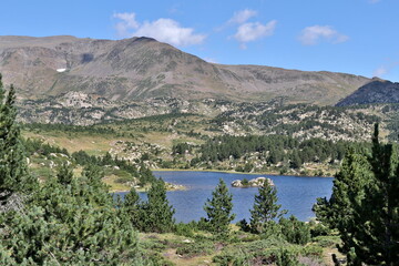 Lac des Bouillouses et massif du Carlit dans les Pyrénées-Orientales