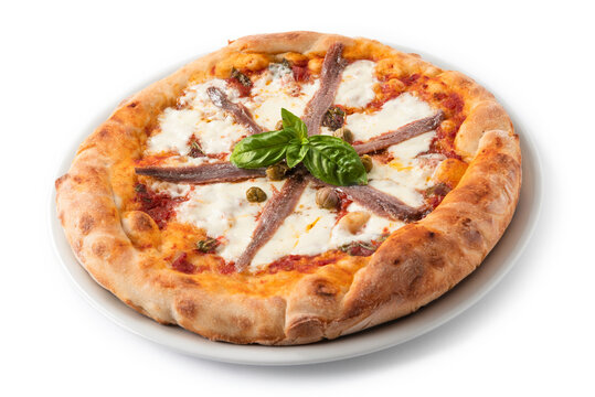 Pizza con capperi e acciughe isolata su fondo bianco