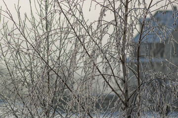Schneefall im Winter mit alter Villa