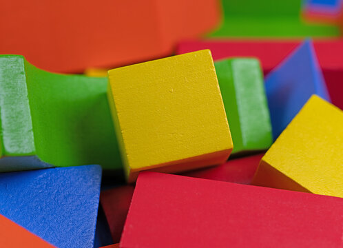 Viele bunte Bausteine aus Holz