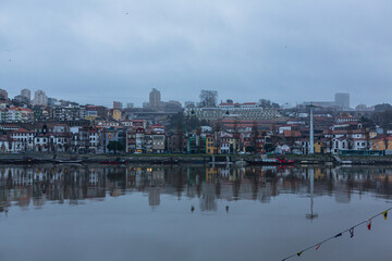 ポルトガル　ポルトのドゥエロ川沿いの街並み