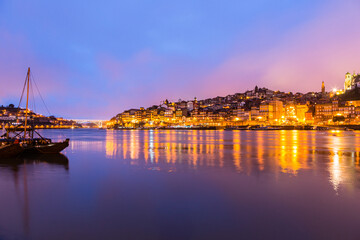 ポルトガル　ポルトのドゥエロ川と旧市街の夜景