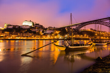 ポルトガル　ポルトのドン・ルイス1世橋と旧市街の夜景 © pespiero
