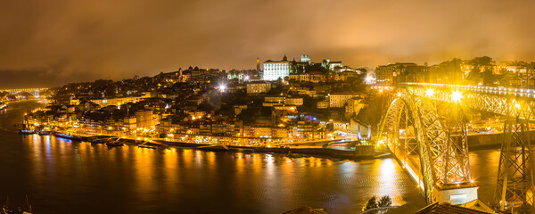 ポルトガル　ポルトのドン・ルイス1世橋とカイス・ダ・リベイラの夜景 © pespiero