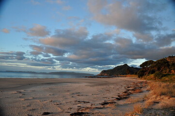 ruhige Abendstimmung am Strand mit idyllischer Ausleuchtung