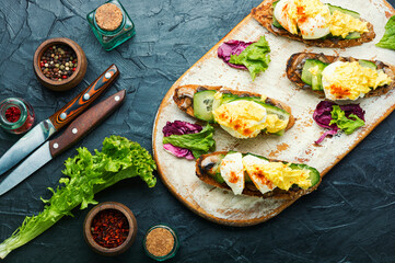 Eggs benedict with stewed mushrooms