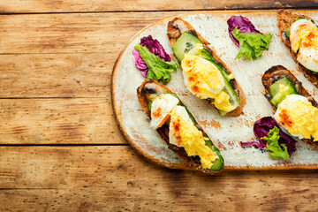 Eggs benedict with stewed mushrooms