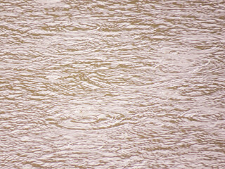 Lluvia sobre un charco en Madrid, España. Ondas circulares generadas sobre la superficie del agua...