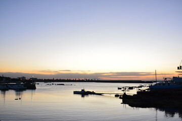 日暮れの港の眺め