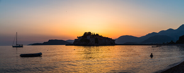 モンテネグロ　日没時のスヴェティ・ステファン © pespiero