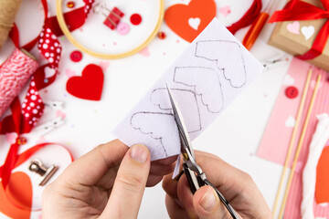 DIY step-by-step instructions for Valentine's Day. Heart with wings on a felt stick. Step 6.
